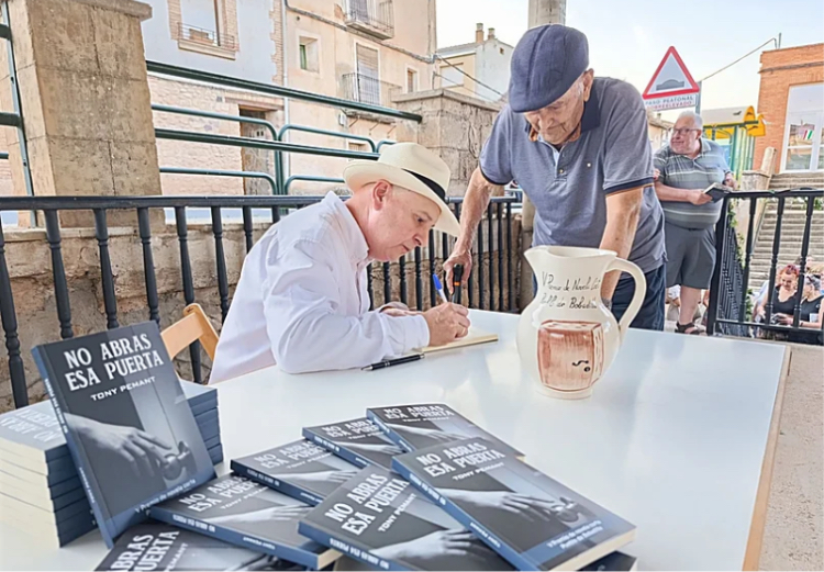 Tony Pemant firmando ejemplares durante la presentación en Bobadilla