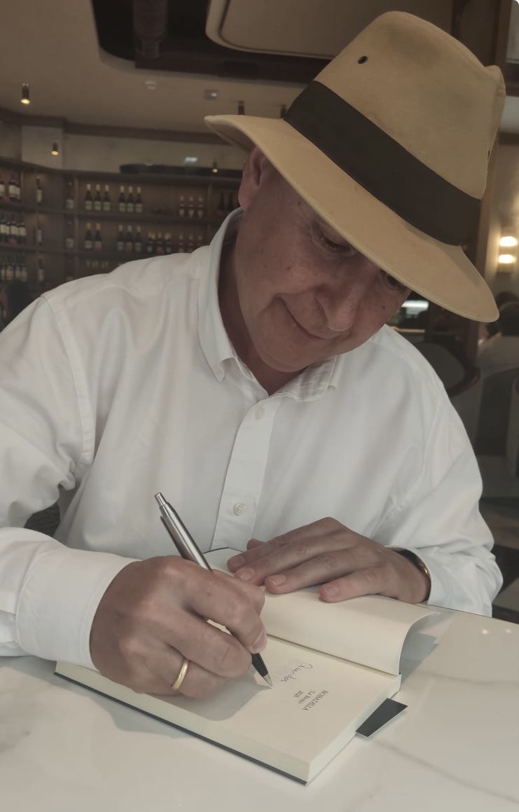 Tony Pemant firmando su novela